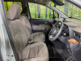 運転席まわりには十分なスペースがあり、大柄な方でもゆったり運転していただける環境です。