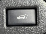 【パワーバックドア】スマートキーや運転席のボタンを押すだけでリアゲートが自動で開閉します!荷物を持っている時や、高い位置にあるバックドアを閉める際に便利な機能です♪