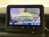 後方確認はお任せ! リアカメラ装備でバック駐車をサポートします。