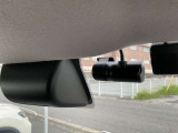 【ドライブレコーダー】走行中や駐車中の映像を高画質で記録し、事故やトラブル発生時の状況確認に役立つ安心装備。あおり運転対策や証拠保全にも有効で、日常のドライブをより安全にサポートします。