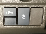 VSA装備車です。VSAはドライバーの操作と車の動きを見守っています。もし車の挙動が乱れたとき、4輪別々にブレーキをかけたり、エンジンパワーをしぼることによって車を安定させます。