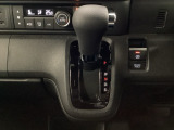 運転席周辺のスマートなレイアウトが、操作のしやすさを実現。快適なドライブをサポートします。
