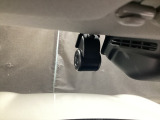 【別途SDカードの購入が必要です。また社外品は保証対象外となります。】運転中の映像・音声などを記録して、交通事故やトラブルが起きた時の正確な状況把握に役立つドライブレコーダーが装着済。