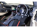ドライバーを包み込むように、ディスプレーやスイッチ、コンソールを配置。座った瞬間から運転への期待が!空間そのものの心地よさにこだわっています。