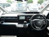 大きなフロントガラスで広々とした視界の運転席まわりです。