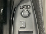 ハンドルの右側に電動格納付きパワーミラーの操作スイッチがついています。左右のサイドミラーの角度調節も微調整ができて便利です。