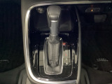 「e:HEV」は、モーター走行を中心にしながら電気エネルギーやエンジン動力を最も効率よく使い分けることができる賢いハイブリッドシステムです。サイドブレーキはスイッチ操作の電子制御パーキングブレーキです
