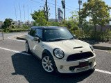 ミニクラブマン クーパーSの右前から見た外観です。車両全体のバランスが分かりやすい一枚です。