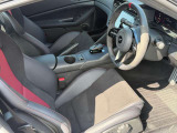 運転席と助手席の間にはひじ掛けが付いていますので運転中はとても役立ちますね。