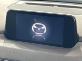 【8インチマツダコネクト】車内の雰囲気にマッチした大型のディスプレイ。スマホ接続でのナビ使用やBluetooth再生等、様々な機能が楽しめます。直感的なダイヤル操作が可能で、使い勝手も良好です。