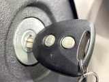 【キーレス】少し離れた場所からでもボタン一つでドアの開錠・施錠ができるのでとっても便利!ドアの鍵穴周りに傷をつけることもありません♪