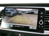 バックカメラの画像です。ガイドラインがスムースな車庫入れをサポートいたします。車庫入れの安心感がアップしますね。