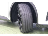 タイヤサイズはハイスペックな 235/45R21。
