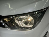 従来のハロゲンランプと比べて、明るく、長寿命、省エネなLEDヘッドライト。夜間や悪天候時の視認性が向上し、安全運転に貢献します。また、LEDならではのシャープな光で、愛車の印象もアップします。
