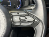 【ステアリングスイッチ右】手を離さずに様々な操作が可能です。