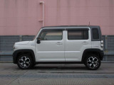 純正アルミで全体的にデザインがまとまっています。車も人も、オシャレはまずは足元からですね。
