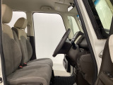 女性でも運転がしやすいように、シートの高さ調整機能(シートリフター)がついています。運転席と助手席の間が空いている為、助手席側への移動がスムーズです。交通量の多い道でも助手席側から乗り降りができます。