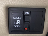 左側電動スライドドアは運転席からでも操作ができるように、ハンドル付近に開閉の操作スイッチが付いています。