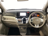 車内は光触媒抗菌消臭施工済です。インパネ周りはスタイリッシュなデザインです。グローブボックスやカップホルダーのほかにトレーなどたくさんの収納スペースが付いています。