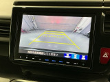 リバースギアに入れるだけで後方の表示へ切り替わります。夜間や雨の日の駐車も楽になりますよ。