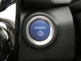【スマートエントリー&スタートシステム】・・・スマートキーをバッグやポケットなどに携帯していればドアの解錠・施錠ができます。さらにブレーキを踏みながらパワースイッチを押すだけでエンジンが始動します。