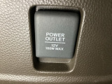 アクセサリーソケットはUSBのアダプターなどをつければ、スマホの充電にも使えます。周辺には物が置けるボックスがついています。