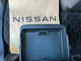 助手席シートアンダーボックスにも荷物が入ります。小物類の整理にも活躍します。