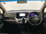 車内は光触媒抗菌消臭施工済です。インパネ周りはスタイリッシュなデザインです。グローブボックスやカップホルダーのほかにトレーなどたくさんの収納スペースが付いています。