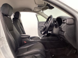 女性でも運転がしやすいように、シートの高さ調整機能(シートリフター)がついています。広い足元にゆったり座れるシートには肘掛も装備しており長距離の運転でも疲れにくいシートです。