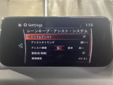 カメラが車線を認識してはみ出しそうになるとステアリングアシストが介入するレーン・キープ・アシストシステムを装備しております。お好みで作動・非作動の設定も可能です。