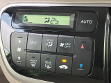 【オートエアコン】一度お好みの温度に設定すれば、車内の温度を検知し風量や温度を自動で調整。暑い&hellip;寒い&hellip;と何度もスイッチ操作をする必要はありません。快適な車内空間には必須の機能ですね♪