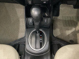 CVT車のセレクトレバーです。低速から高速まで、変速ショックのないスムーズな走りを実現するとともに、エンジン効率のよい領域を維持することで燃費にも貢献します。