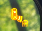 【ブラインドスポットモニター】走行中、ドアミラーの死角になりやすい箇所に後続車が接近するとサイドミラーのレンズに警告を表示!ドライバーに注意喚起をしてくれます。