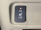 前席の左右別々のシートヒータースイッチが付いています。HiとLoの2段階で温度設定ができます。