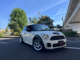 ミニ クーパーS ジョンクーパーワークスフルエアロの右前から見た外観です。車両全体のバランスが分かりやすい一枚です。