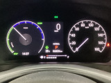 ハイブリット車専用のメーターです。右側の大型スピードメーターに加え、ステアリングスイッチを使って左のマルチインフォメーション・ディスプレイで燃費や動力伝達などの情報が見れるようになっています。