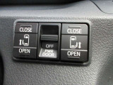 運転席からインパネ部のスイッチを押すだけで、両側スライドドアが自動で開閉します。
