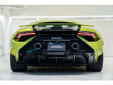 Rear bumper high gloss black, Rear diffuser high gloss black:リアバンパー周りもグロスブラックになっています。