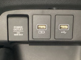 アクセサリーソケットはUSBのアダプターなどをつければ、スマホの充電にも使えます。横にはナビゲーション用の外部入力やスマートフォンなどの充電可能なUSB端子が1個づつついています。