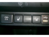 充電用USB端子と通信用USB端子付き。充電もできますがオーディオと有線で繋いで音楽を楽しんだり、Car Playをお楽しみいただけます。