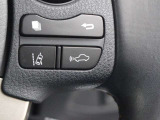 車間距離を保ちながら追従走行するレーダークルーズコントロール(全車速追従機能付)装備。ミリ波レーダーと単眼カメラで先行車を認識し、設定した車間距離を保ちながら追従走行を支援します。