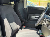 ゆったり座れるフロントシート。運転席・助手席ともに広々とした室内空間です。