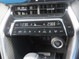 デュアルオートエアコン搭載☆運転席と助手席でエアコンが独立しているのでドライバーも同乗者もより快適にドライブができます♪