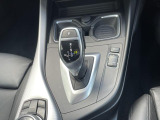 【シフトノブ】BMWの高性能オートマチックは、ATセレクトレバーを左側に倒すことで、通常の「D」から「S」(スポーツ)または「M」(マニュアル)へと切り替えが可能です。