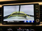リバースギアに入れるだけで後方の表示へ切り替わります。夜間や雨の日の駐車も楽になりますよ。