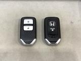 スマートキーを装備しています。鍵を差し込むことなくドアロックの開け閉めと、スタートボタン操作でのエンジンスタートができます。スペアキーも同じものを用意しております。
