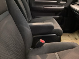 アームレストは、運転中の腕をしっかりと支えることで、疲労を大きく軽減してくれます。