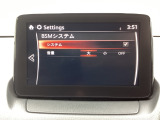 ブラインド・スポット・モニタリング (BSM) は、自車の後方から接近する車両の存在を知らせることにより、車線変更時の後方確認を支援するシステムです。