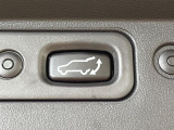 【パワーバックドア】スマートキーや運転席のボタンを押すだけでリアゲートが自動で開閉します!荷物を持っている時や、高い位置にあるバックドアを閉める際に便利な機能です♪