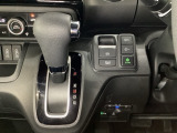 CVT車のセレクトレバーです。低速から高速まで、変速ショックのないスムーズな走りと、エンジン効率のよい領域を維持して燃費にも貢献します。サイドブレーキはスイッチ操作の電子制御パーキングブレーキです。